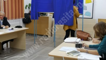 Secţiile de votare s-au deschis. Peste 18 milioane de români sunt aşteptaţi la urne