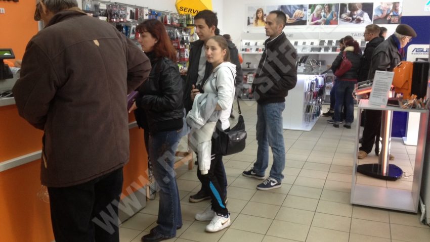 [FOTO] Reşiţenii au luat cu asalt magazinele de Black Friday!