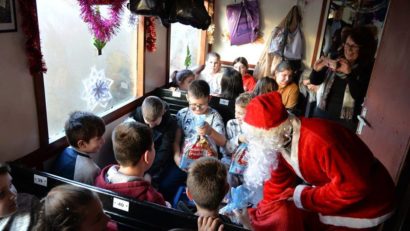 [FOTO] Serbare şcolară în cel mai vechi tren pe traseu montan din România