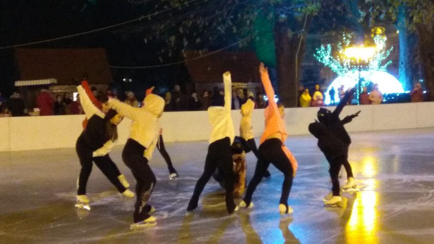 [VIDEO-AUDIO] Patinatori profesioniști au adus „Magie pe patine” la Caransebeș