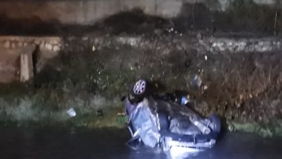 [UPDATE][VIDEO-FOTO] Accident grav cu victime pe Pasajul Nera: Au plonjat cu maşina direct în Bârzava; Pasagerul din dreapta a decedat