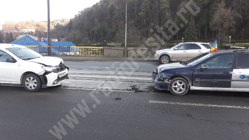 [FOTO] Tamponare frontală în centrul Reşiţei. Vinovatul este căutat de Poliţie