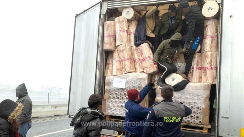 [AUDIO-FOTO] Un nou transport cu migranţi a fost interceptat la graniţa cu Ungaria