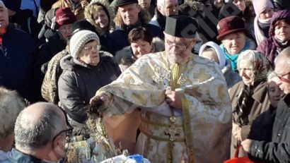 [AUDIO-FOTO] Creştinii bănăţeni – păstrători ai tradiţiilor, sărbătoresc astăzi Boboteaza. Sute de cărăşeni au venit să ia apă sfinţită