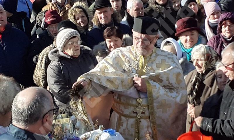 [AUDIO-FOTO] Creştinii bănăţeni – păstrători ai tradiţiilor, sărbătoresc astăzi Boboteaza. Sute de cărăşeni au venit să ia apă sfinţită