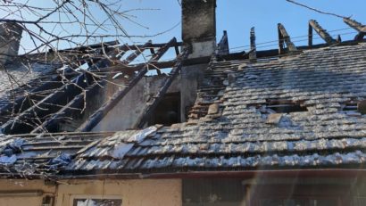 [FOTO] Cinci familii au rămas pe drumuri după un incendiu la Doman