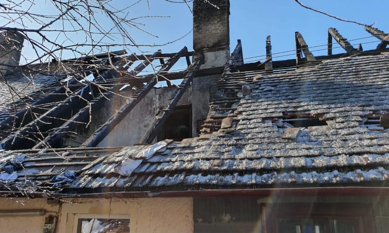 [FOTO] Cinci familii au rămas pe drumuri după un incendiu la Doman