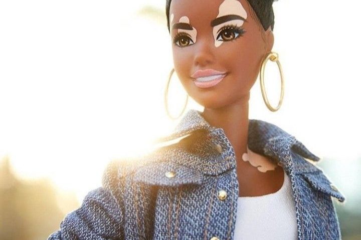 Păpuşi Barbie fără păr şi cu vitiligo, produse de grupul Mattel