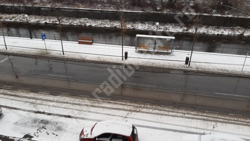 [FOTO-AUDIO]Pe drumurile din Reşiţa se circulă în condiţii normale, iar pe cele judeţene în condiţii de iarnă