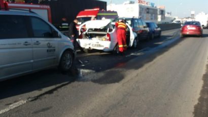 [FOTO] Accident rutier în lanţ cu răniţi şi maşini avariate