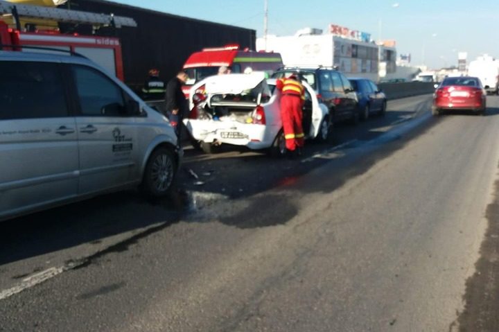 [FOTO] Accident rutier în lanţ cu răniţi şi maşini avariate