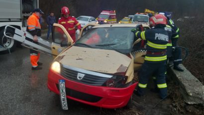 [FOTO] Accident între Reşiţa şi Bocşa, din cauza vitezei şi carosabilului ud