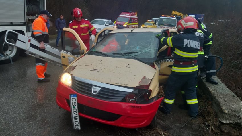 [FOTO] Accident între Reşiţa şi Bocşa, din cauza vitezei şi carosabilului ud