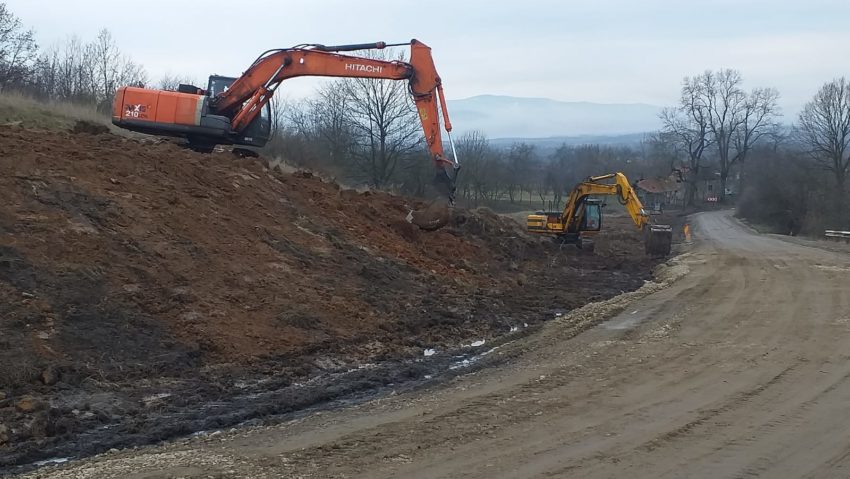 Vremea bună permite avansarea lucrărilor pe drumul județean Pâncota-Buteni, judeţul Arad