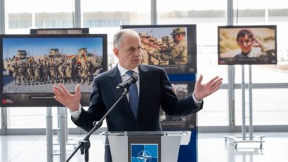 Ministrul apărării naționale și secretarul general-adjunct al NATO, la expoziția „Afganistan-Chipuri ale Războiului”