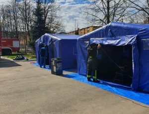 Cele două corturi destinate trierii epidemiologice a suspecților cu coronavirus au fost montate astăzi la Spitalul din Reșița!