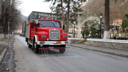 Străzile din Băile Herculane sunt dezinfectate pentru prevenirea răspândirii COVID 19!