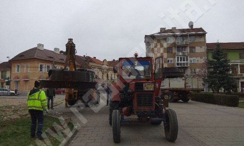 Covid-19: Fără bănci în centrul Caransebeşului şi Piaţa Gugulanilor închisă