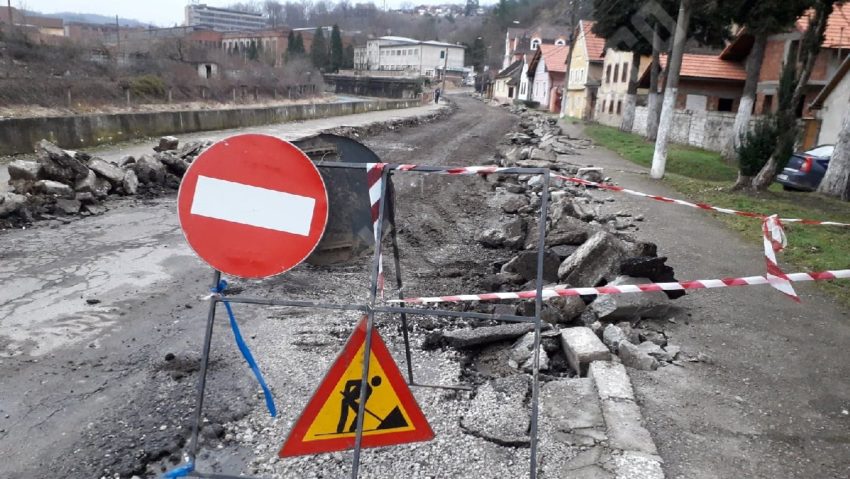 [FOTO] Restricții de circulație în cartierul reşiţean Poiana Golului