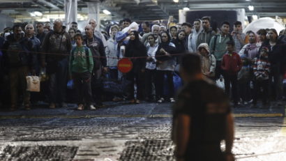 Numeroşi migranţi forţează intrarea în Europa