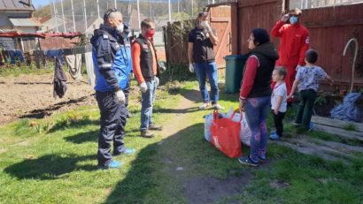 Îngerii în uniformă alături de persoanele sărmane din Caraş-Severin! Crucea Roşie, Inspectoratul de Jandarmi şi Guerrilla Motors au donat alimente