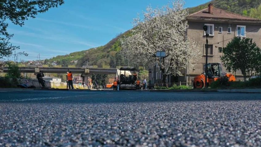 [FOTO] A început asfaltarea drumului de acces spre cartierul Poiana Golului