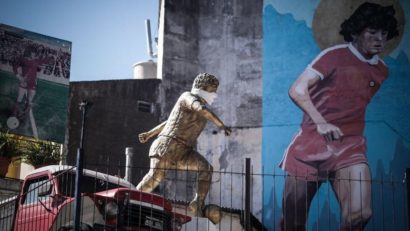 În Argentina şi statuia lui Maradona poartă mască