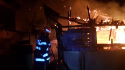 [FOTO] Incendiu în Clisură. Mai multe păsări şi un porc au pierit în flăcări