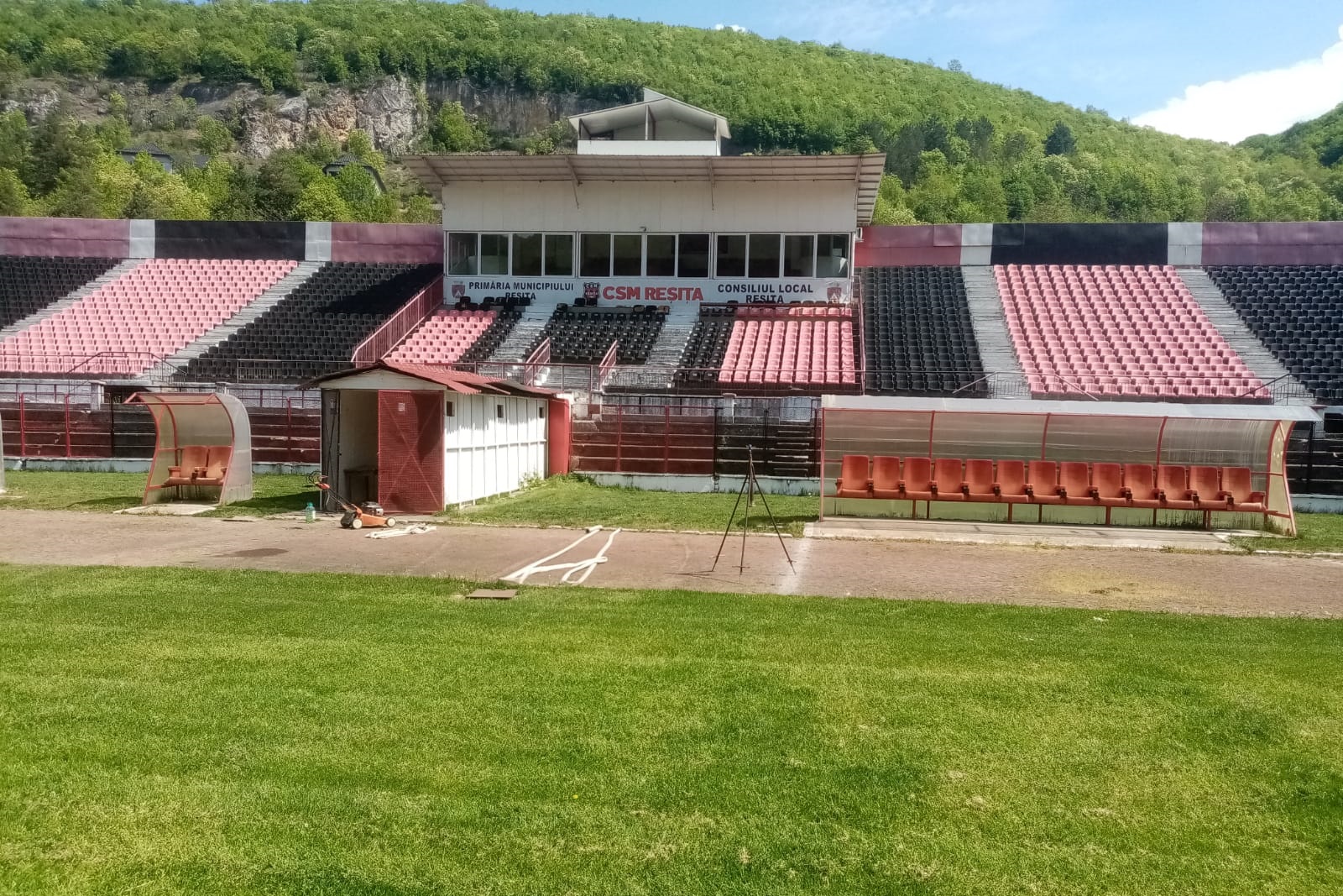 Seri cu fotbal în Valea Domanului! Se va juca în nocturnă pe stadionul „Mircea Chivu”