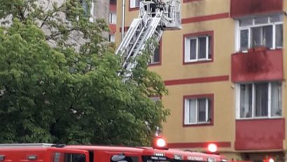 [FOTO] Incendiu la un bloc de locuinţe din Reşiţa. Mai multe persoane au fost evacuate!