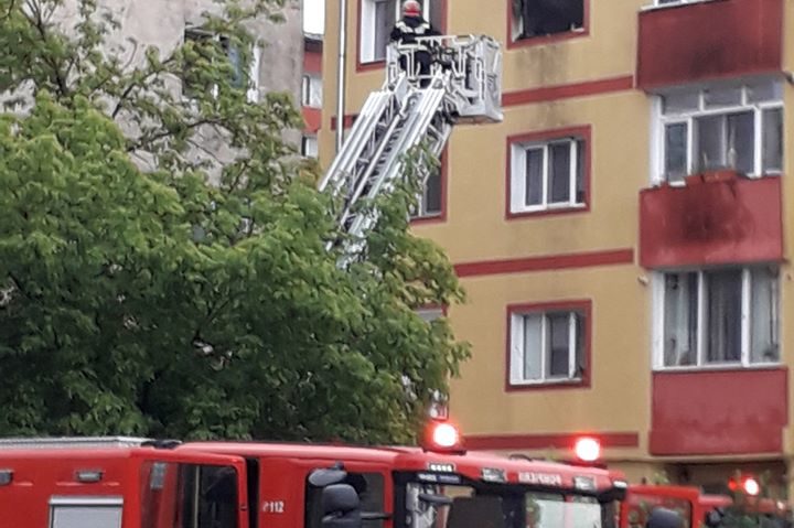 [FOTO] Incendiu la un bloc de locuinţe din Reşiţa. Mai multe persoane au fost evacuate!