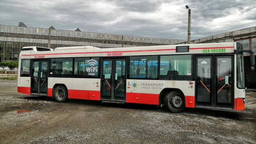 Măsuri Societatea Transport Urban Reșița: masca este obligatorie, iar urcarea în autobuze, pe la ușa din față!