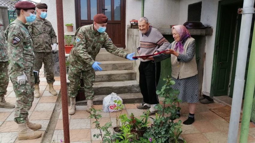 Militari ai Batalionului 1 CIMIC-Bucureşti au distribuit astăzi, produse alimentare pentru veteranii şi văduvele de război din Timiş şi Arad