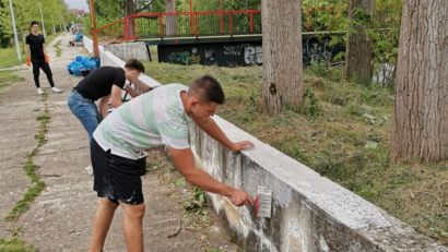 [FOTO] Parcul Teiuș din Caransebeș, animat de voluntari în prima zi a stării de alertă