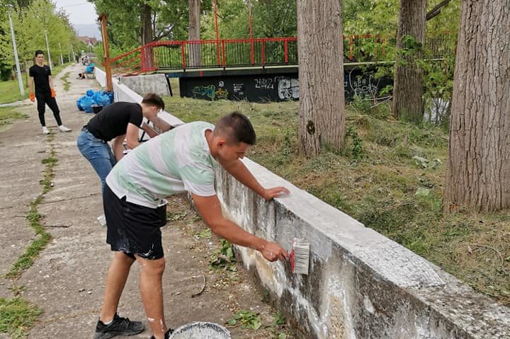 [FOTO] Parcul Teiuș din Caransebeș, animat de voluntari în prima zi a stării de alertă