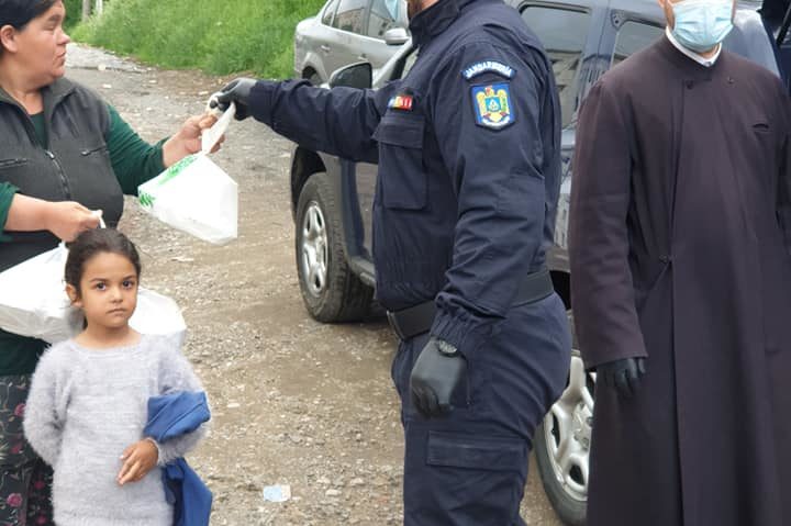 Jandarmii cărăşeni împreună cu tinerii Asociaţiei ATOR Banatul de Munte au întins din nou „Mâinile bucuriei” către persoanele mai puţin norocoase din Reşiţa!