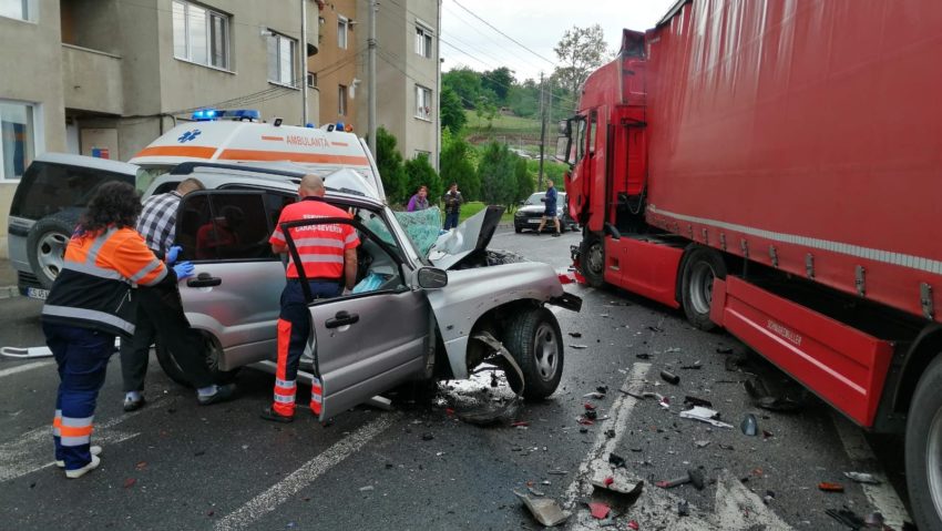 [FOTO] Accident mortal în Reşiţa! Un poliţist şi-a pierdut viaţa după ce a intrat cu maşina într-un tir