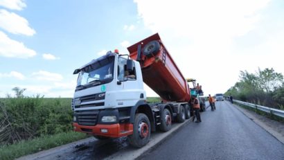 Asfalt nou pe un drum județean din Timiș, extrem de folosit chiar și de cărășeni