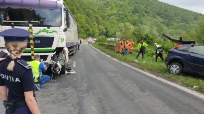 Impact violent pe DN 58 B, la ieșirea din Bocșa. A fost nevoie de echipajul de descarcerare!