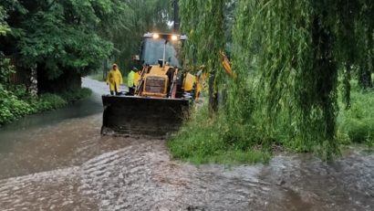 Cod Roșu de ploi torențiale, până la ora 17:30. Circulația feroviară între Caransebeș și Balta Sărată este blocată. Două trenuri de călători sunt afectate