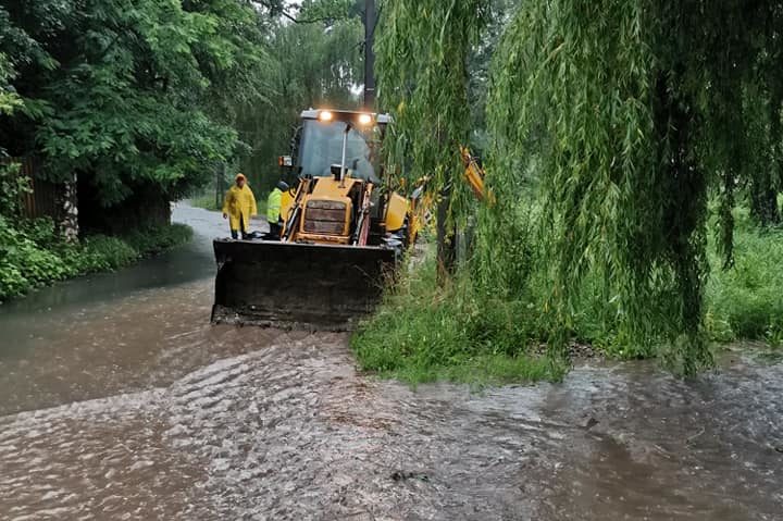 Cod Roșu de ploi torențiale, până la ora 17:30. Circulația feroviară între Caransebeș și Balta Sărată este blocată. Două trenuri de călători sunt afectate