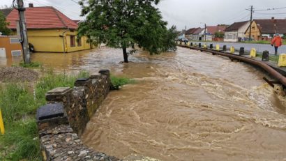 CARAŞ-SEVERIN: Ploile torenţiale continuă să facă pagube! Localitatea Fârliug fără energie electrică!