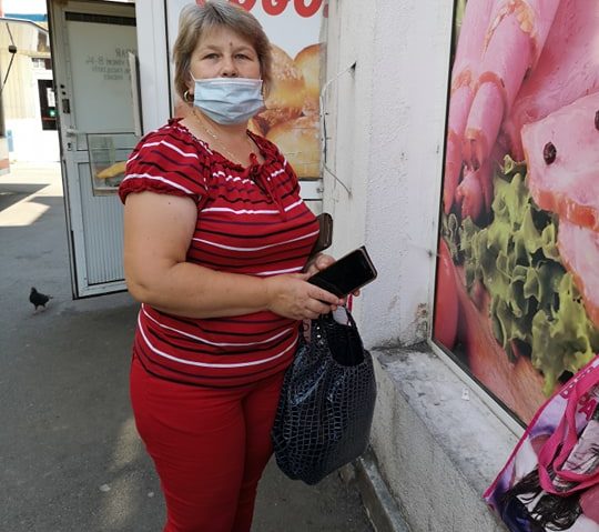 [FOTO] Masca de protecţie greu de suportat când afară se înregistrează temperaturi caniculare!