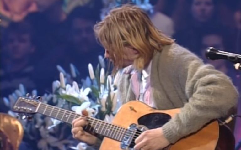 Chitara cu care Kurt Cobain a cântat pe scena ‘MTV Unplugged’, vândută cu 6 milioane de dolari