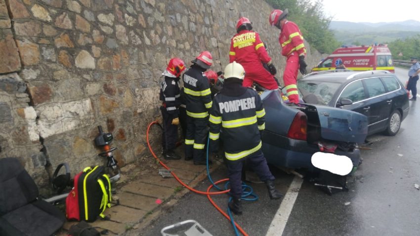 [FOTO-AUDIO] Două persoane şi-au pierdut viaţa într-un accident la Cornea