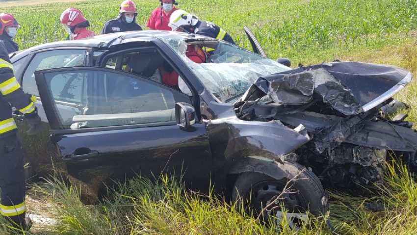 [FOTO] A intrat în singurul stâlp de pe marginea drumului