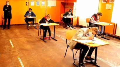 Absolvenţii de clasa a VIII-a susţin proba scrisă la matematică din cadrul Evaluării Naţionale