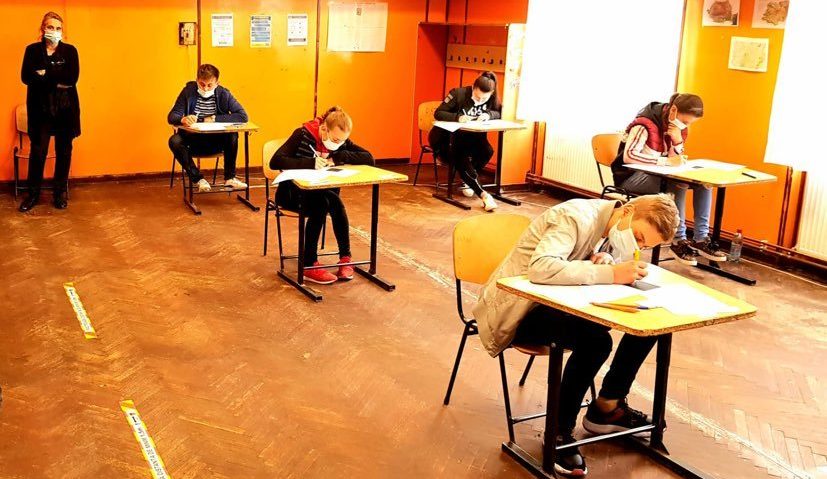 Absolvenţii de clasa a VIII-a susţin proba scrisă la matematică din cadrul Evaluării Naţionale