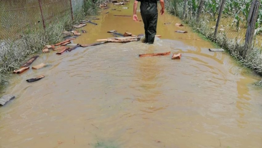 [FOTO] Precipitaţiile abundente continuă să creeze probleme în Caraş-Severin. S-au înregistrat 63 l/mp la Rusca Teregova