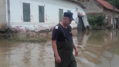 [AUDIO] Precipitaţii de 52 de litri pe metru pătrat la Oraviţa, unde au fost inundate 30 de gospodării şi 3 persoane evacuate